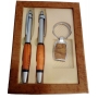 Set penna e portachiavi con dettagli color legno presentati in una scatola con finestra