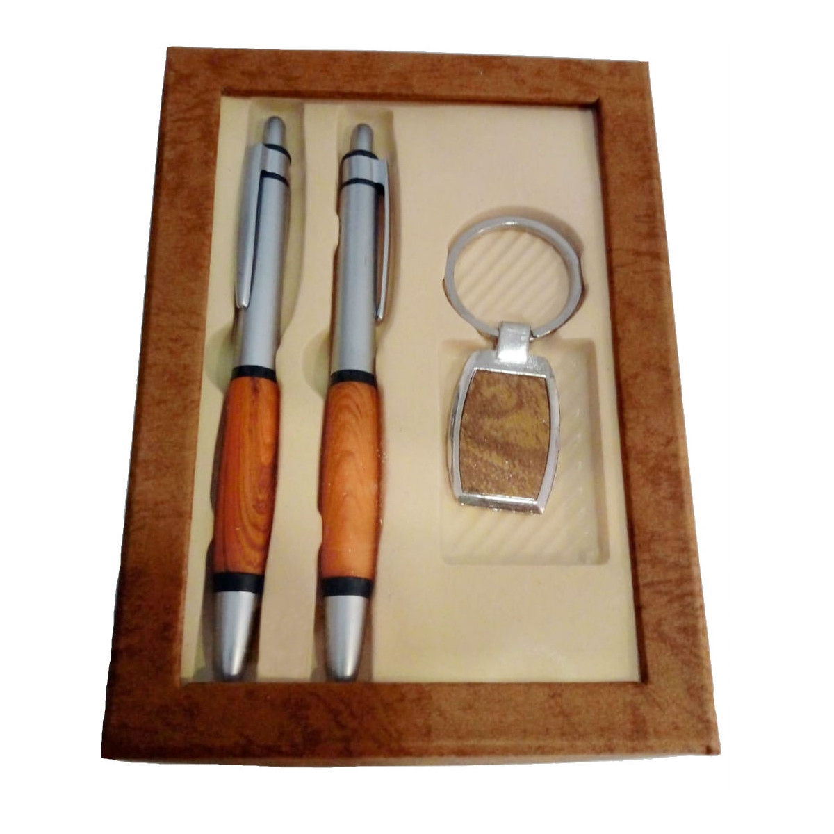 Set penna e portachiavi con dettagli color legno presentati in una scatola con finestra