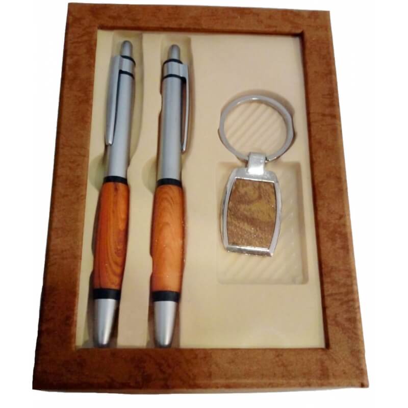 Set penna e portachiavi con dettagli color legno presentati in una scatola con finestra