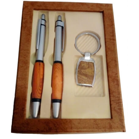 Set penna e portachiavi con dettagli color legno presentati in una scatola con finestra
