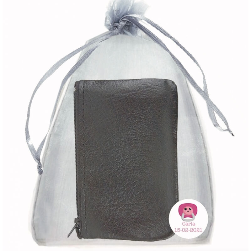 Portafoglio in similpelle nera con sacchetto in organza e adesivo personalizzato Un dettaglio elegante e pratico