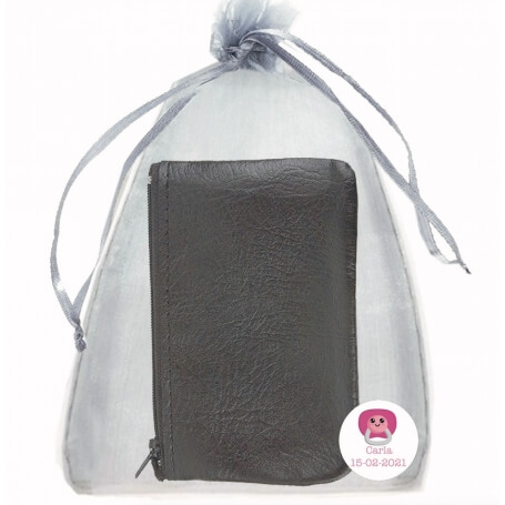 Portafoglio in similpelle nera con sacchetto in organza e adesivo personalizzato Un dettaglio elegante e pratico