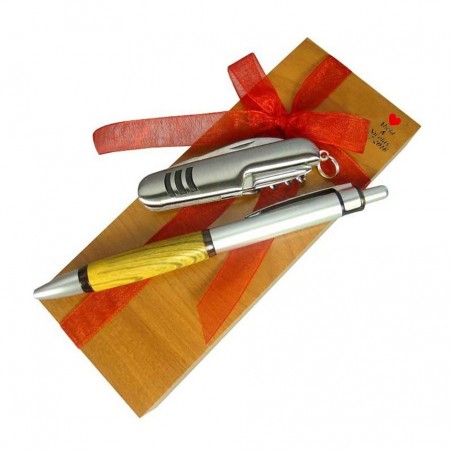Penna e coltello personalizzati in una scatola di legno per bomboniere per gli invitati al matrimonio