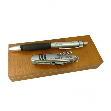 Coltello e penna in scatola di legno personalizzati per dettagli di battesimo