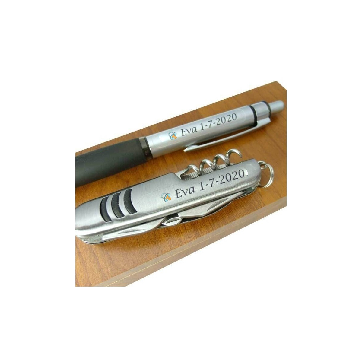 Coltello e penna in scatola di legno personalizzati per dettagli di battesimo