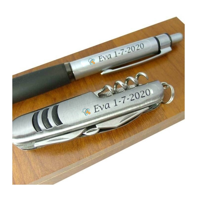 Coltello e penna in scatola di legno personalizzati per dettagli di battesimo