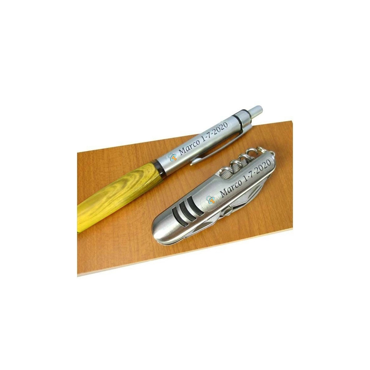 Penna e coltello personalizzati in una scatola di legno, bomboniere per gli ospiti del battesimo