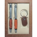 Set penna e portachiavi con dettagli color legno presentati in una scatola con finestra