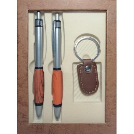 Set penna e portachiavi con dettagli color legno presentati in una scatola con finestra