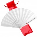 Ventaglio bianco personalizzato con adesivo a forma di cuore presentato in una borsa di organza rossa