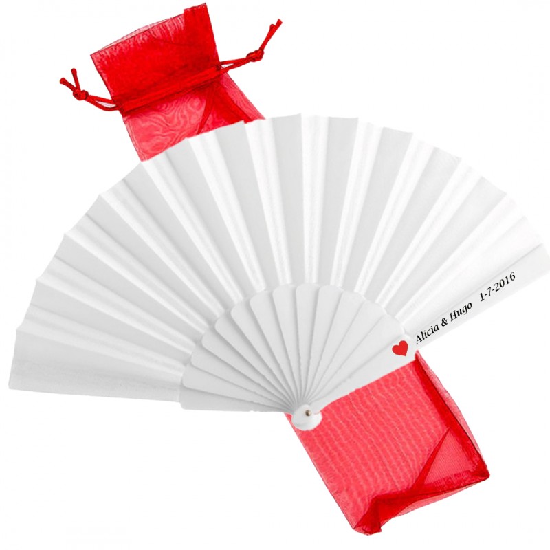 Ventaglio bianco personalizzato con adesivo a forma di cuore presentato in una borsa di organza rossa