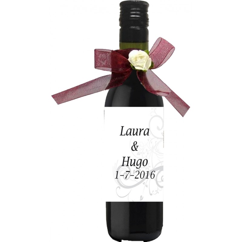 Vino personalizzato per matrimoni decorato con fiocco e fiore
