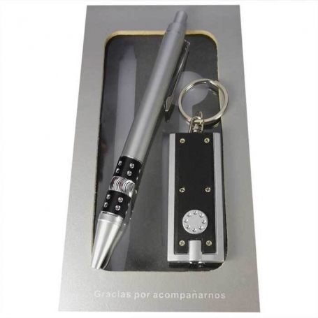 Penna e torcia in una scatola di legno