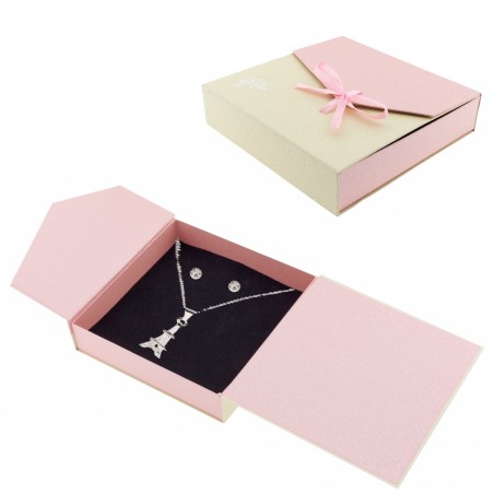 Collana e orecchini in scatola regalo con adesivo personalizzato