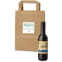 Bottiglia di vino in borsa di carta con adesivo di frase