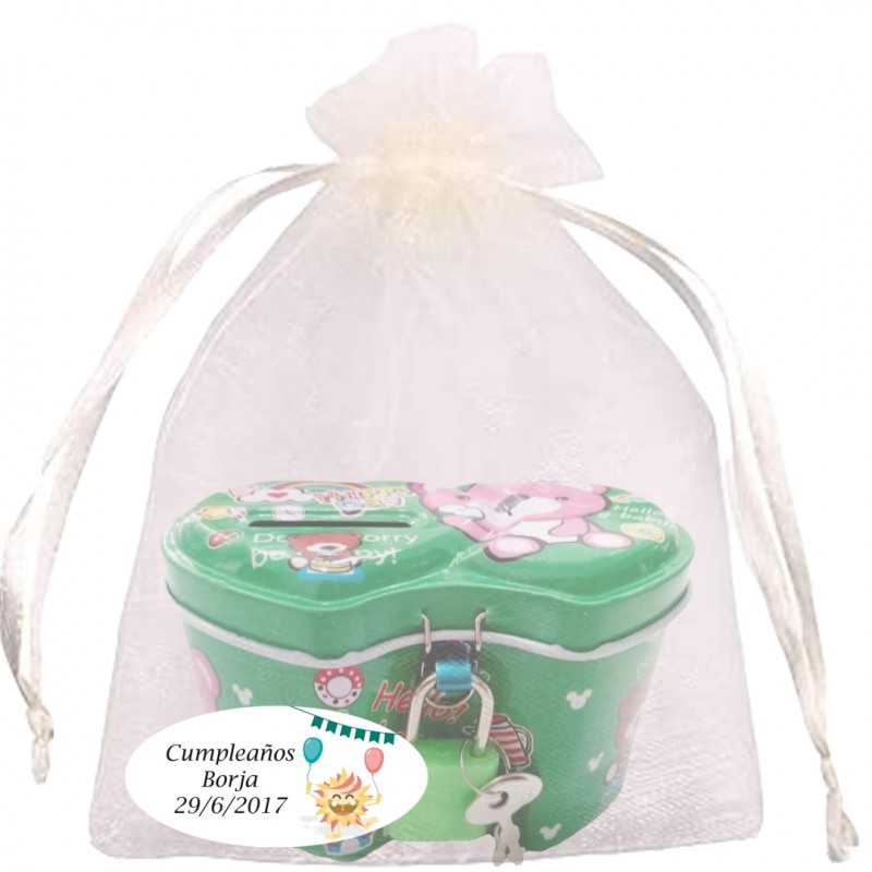 Salvadanaio per bambini in colori assortiti in un sacchetto di organza beige personalizzato con un adesivo