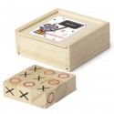 Gioco del tris in una scatola di legno, personalizzato con un adesivo con il nome. Te lo meriti.