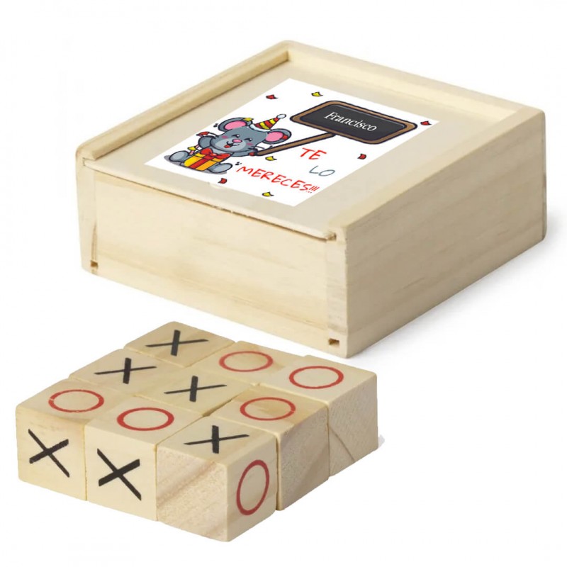 Gioco del tris in una scatola di legno, personalizzato con un adesivo con il nome. Te lo meriti.
