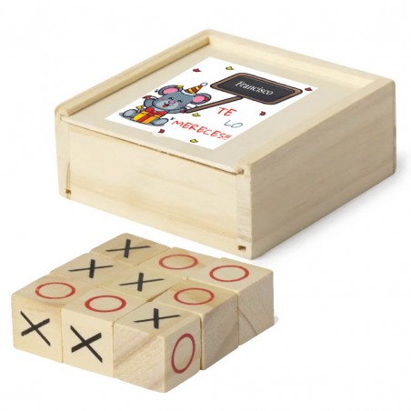 Gioco del tris in una scatola di legno, personalizzato con un adesivo con il nome. Te lo meriti.