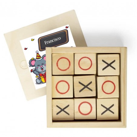 Gioco del tris in una scatola di legno, personalizzato con un adesivo con il nome. Te lo meriti.