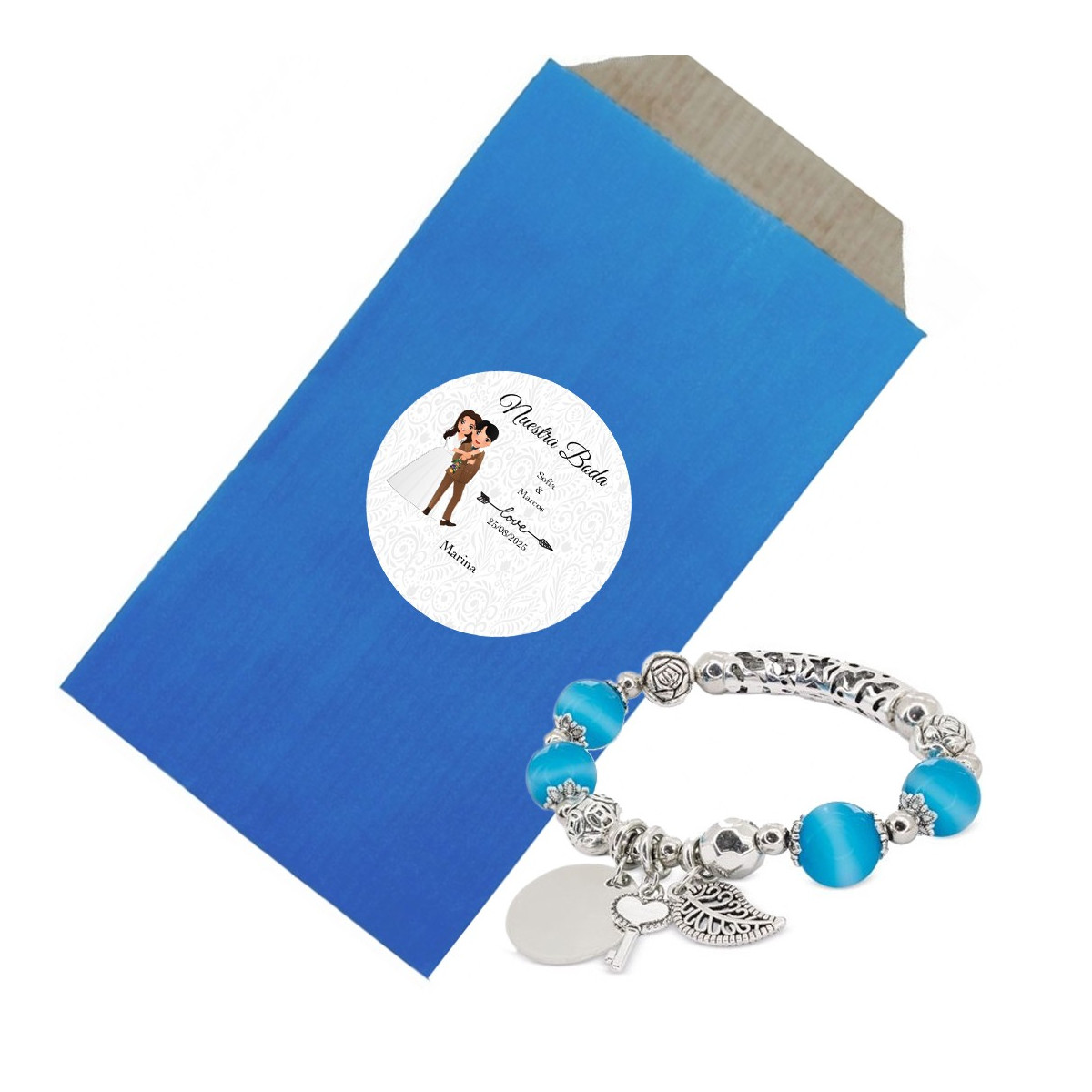 Bracciale in busta kraft blu con adesivo personalizzato con il nome dell invitato e degli sposi