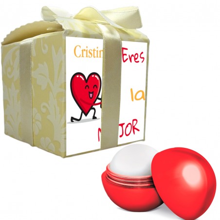 Balsamo per labbra rosso presentato in una confezione regalo con un adesivo personalizzato con il nome