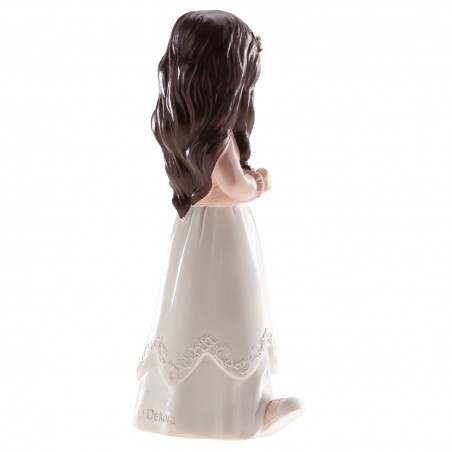 Figura di torta bambina mora con giacca rosa e scarpe da ginnastica