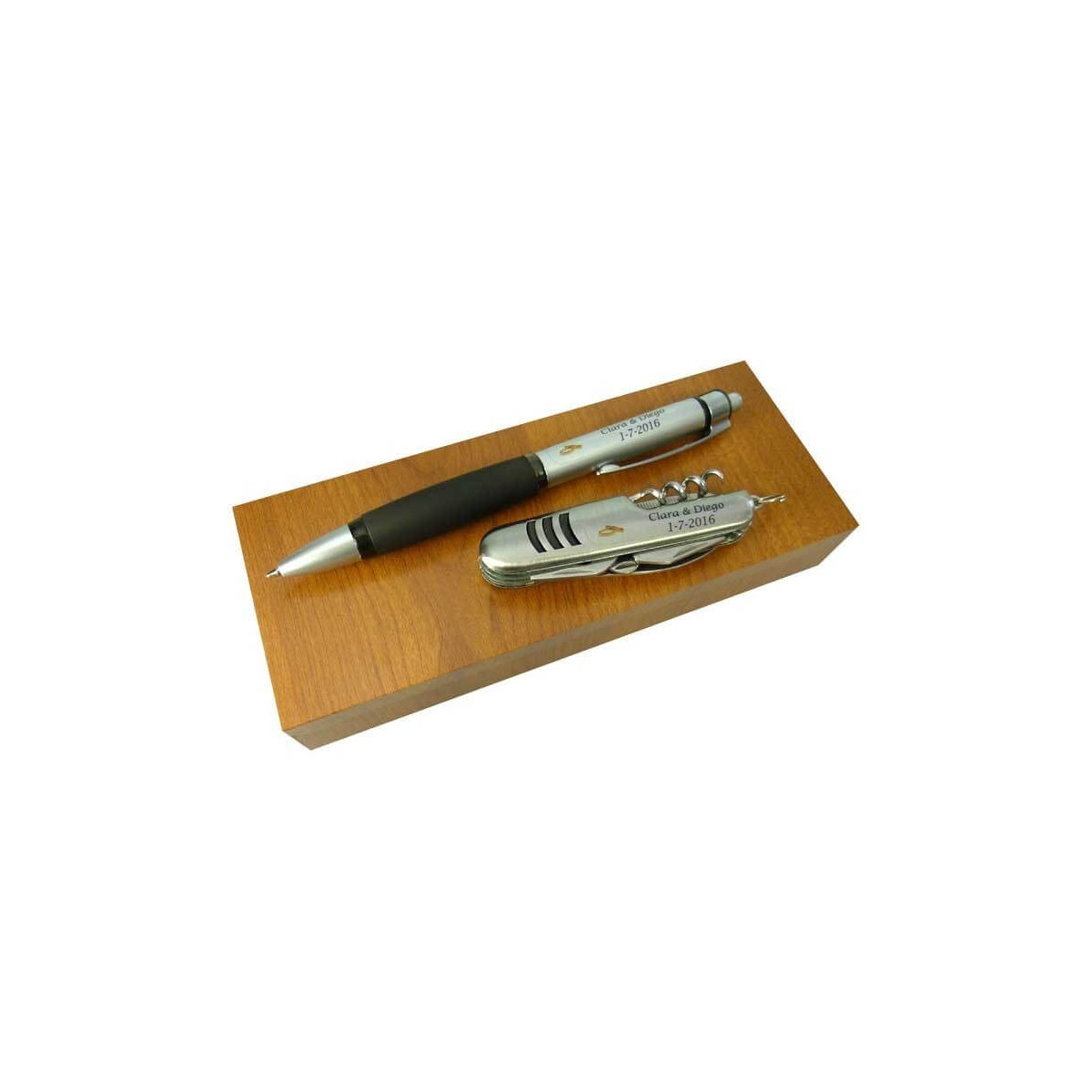 Penna e coltello personalizzati in una scatola di legno per bomboniere