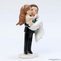 Figura di torta matrimonio sposa in braccio