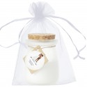 Candela aromatica alla vaniglia personalizzata con adesivo sposi in sacchetto di organza bianca