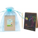 Libretto scrapy con nome dell'invitato presentato in una borsa di organza celeste personalizzata