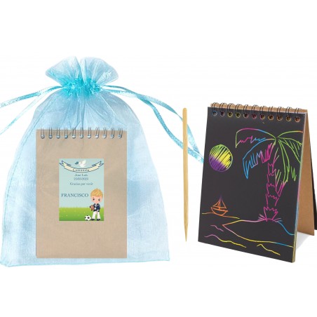 Libretto scrapy con nome dell'invitato presentato in una borsa di organza celeste personalizzata