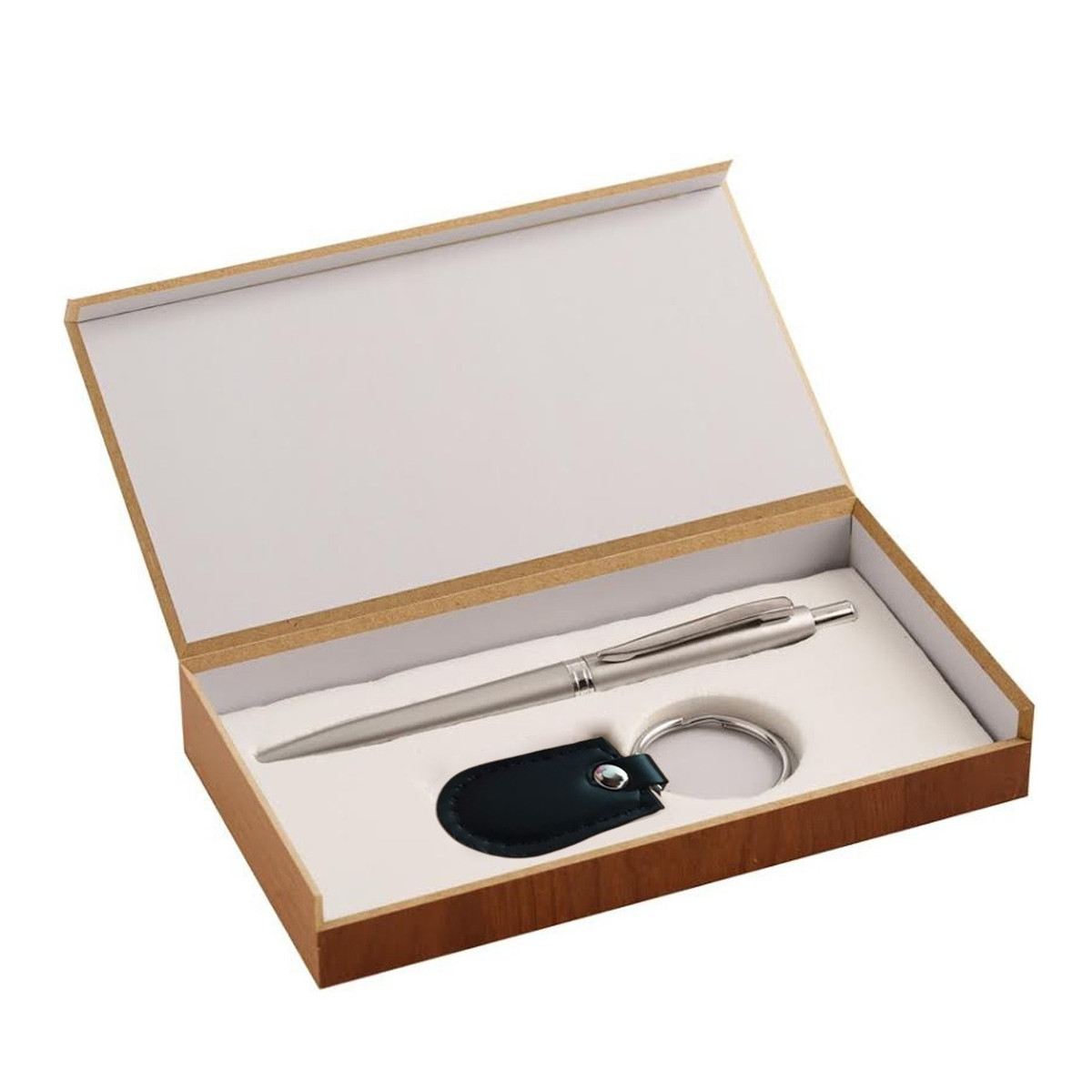 Penna e portachiavi in una scatola di legno