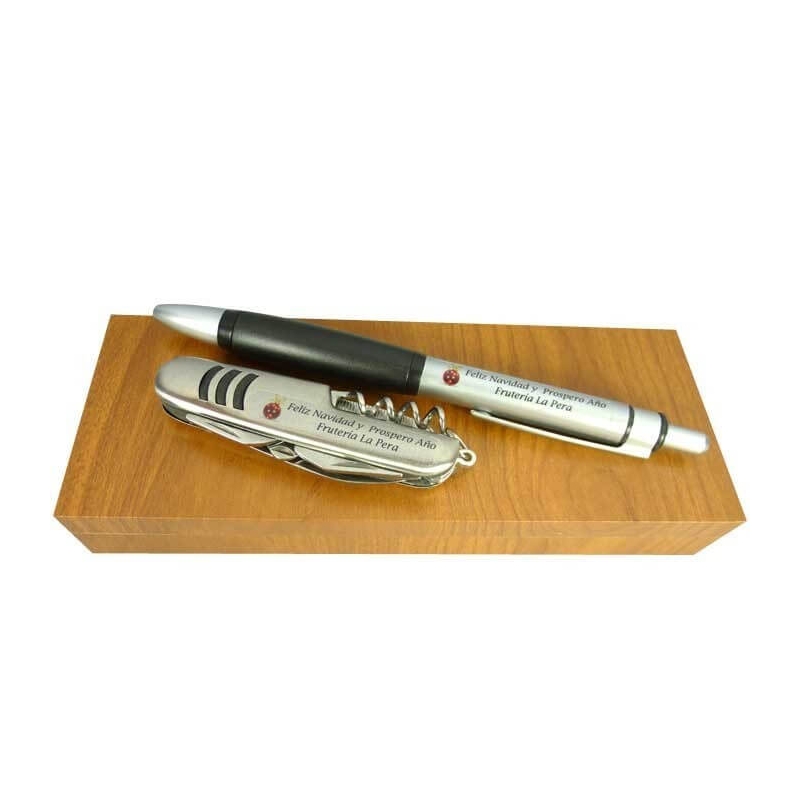 Coltello e penna personalizzati in scatola di legno per Natale