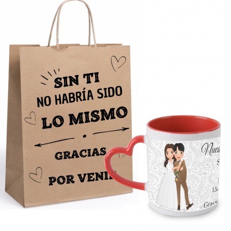 Tazza personalizzata da matrimonio con manico a forma di cuore presentata in busta kraft