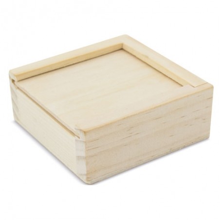 Tre in fila con pedine e scatola di legno