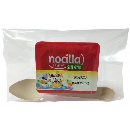 Nocilla con cucchiaio personalizzato con adesivo di compleanno presentato in busta trasparente