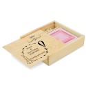 Mazzo di carte e dadi in una scatola di legno personalizzata con nomi, data e una frase di ringraziamento