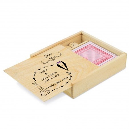 Mazzo di carte e dadi in una scatola di legno personalizzata con nomi, data e una frase di ringraziamento