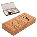 Penna e portachiavi presentati in una scatola nuziale in legno personalizzata con una frase di ringraziamento
