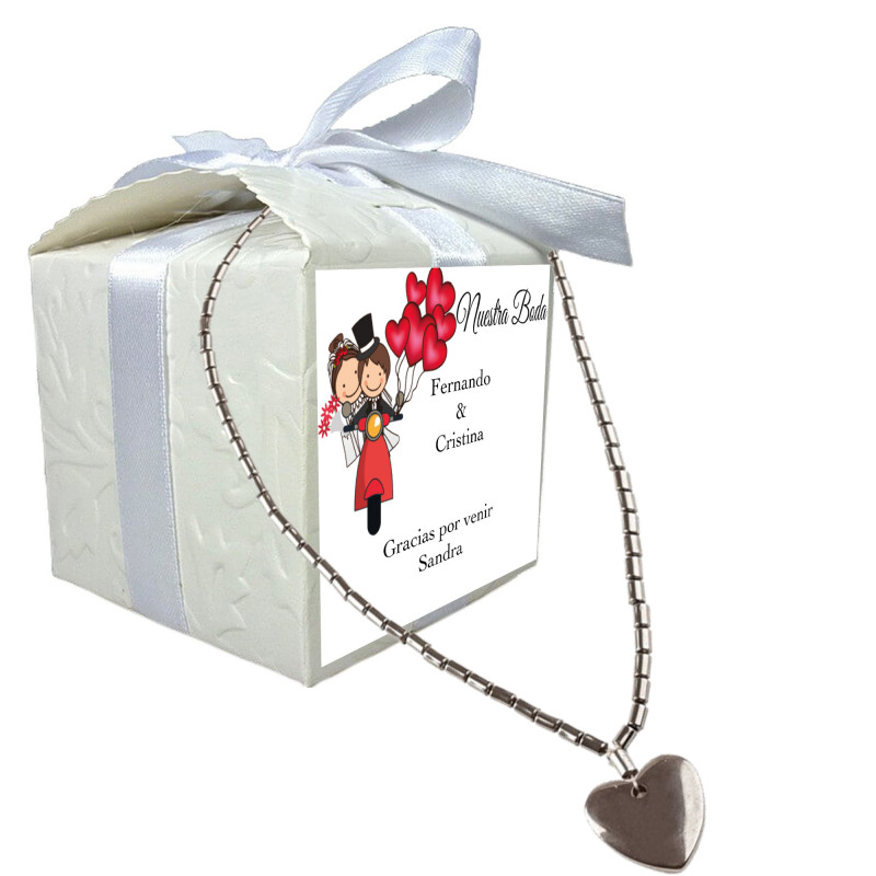 Collana cuore in scatola con adesivo personalizzato con nome dell invitato nome degli sposi data e dedica