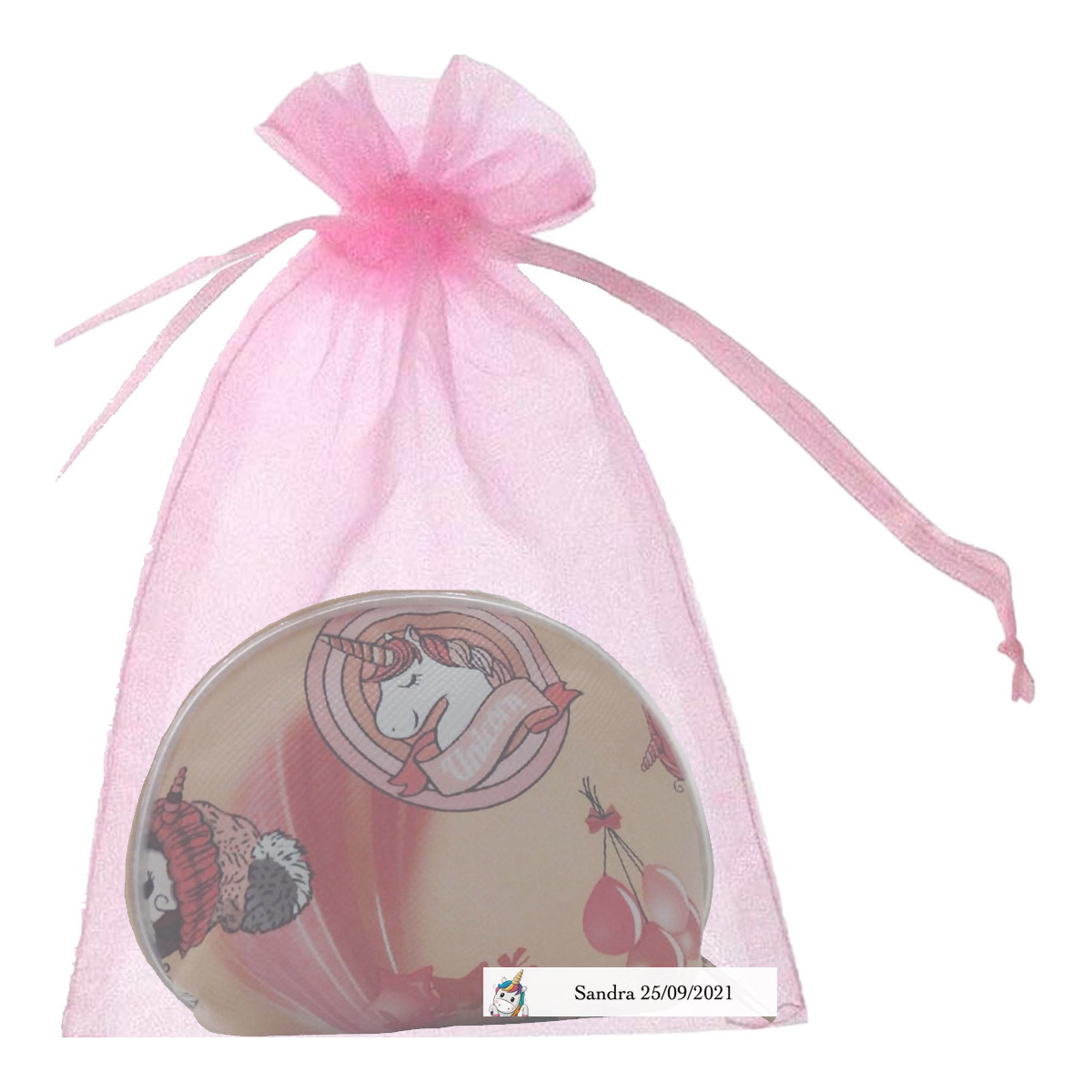 Borsellino con unicorno presentato in un sacchetto di organza rosa personalizzato con adesivo