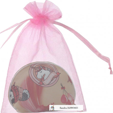 Borsa unicorno presentata in un sacchetto di organza rosa personalizzato con adesivo