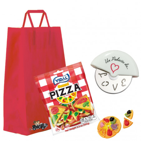 Tagliapizza originale presentato in un sacchetto di kraf con dolci a forma di pizza