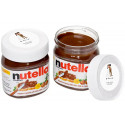 Barattolo di Nutella con cucchiaio per biscotti in un sacchetto di organza e personalizzato con un adesivo per matrimonio.
