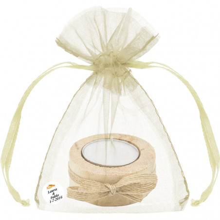 Candela rustica in un sacchetto di organza beige decorato con un adesivo personalizzato con fedi nuziali
