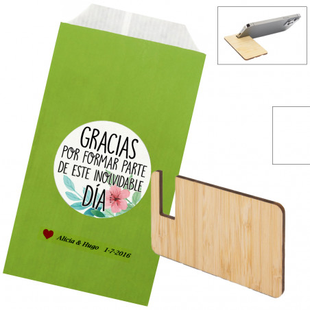 Supporto per cellulare in legno presentato in busta kraft verde personalizzata