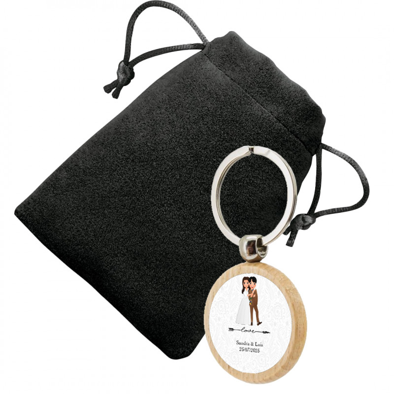 Portachiavi circolare in legno personalizzato con adesivo per matrimonio e presentato in una borsa scamosciata Portachiavi circolare in legno personalizzato con adesivo per matrimonio e presentato in una borsa scamosciata
