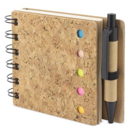 Quaderno ad anelli con post-it e fogli, più una penna per scrivere in una busta verde kraft e un adesivo personalizzato per le