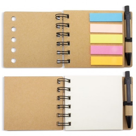 Quaderno ad anelli con post-it e fogli, più una penna per scrivere in una busta verde kraft e un adesivo personalizzato per le